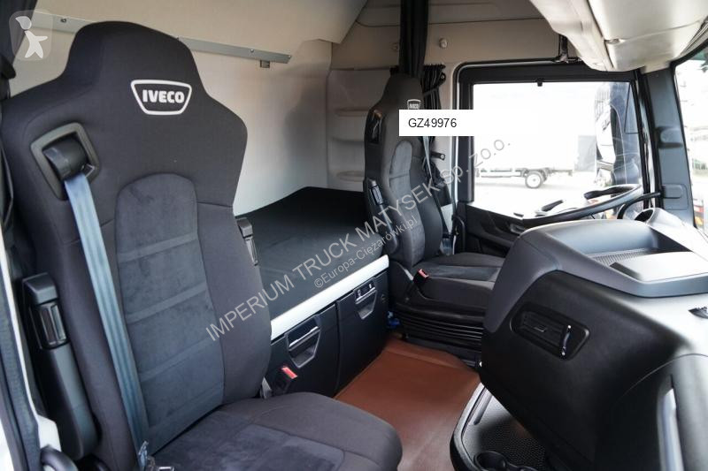 Влекач Iveco 490