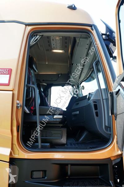 جرار Renault T 520