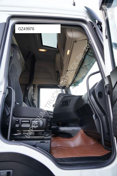 Влекач Iveco 490