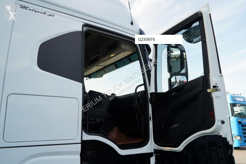 Влекач Iveco 490