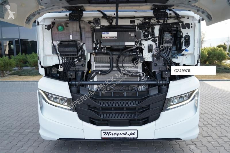 Влекач Iveco 490