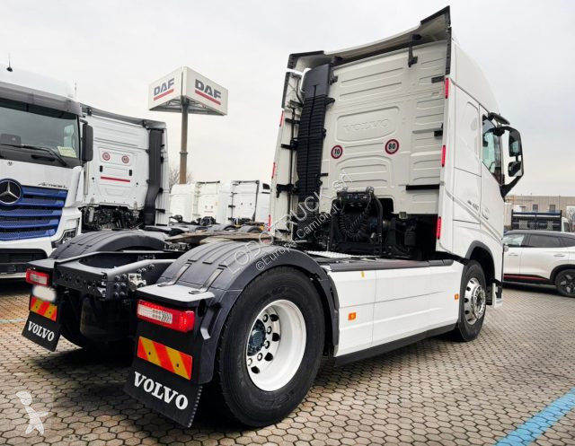 جرار Volvo 460