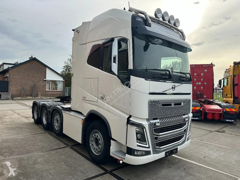 جرار Volvo 16750 8X4 - 180 TON - POWER STEERING...