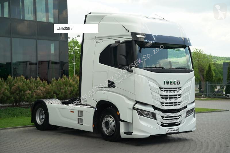 Влекач Iveco / 490