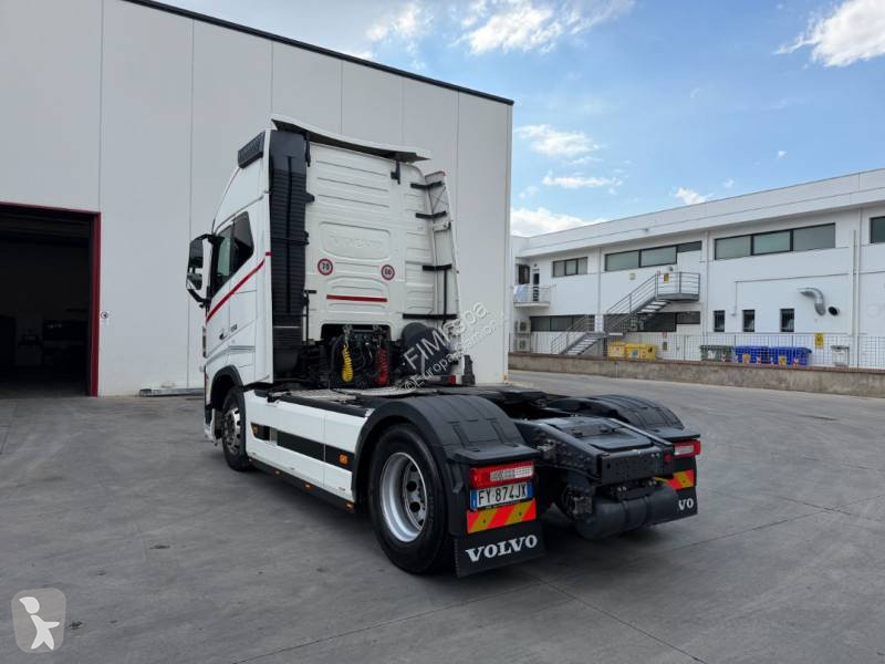 جرار Volvo
