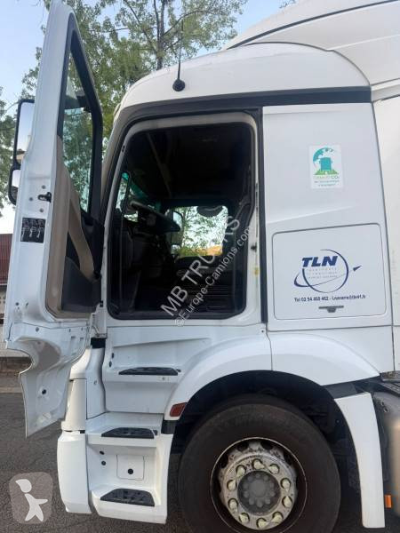 Cabeza tractora Mercedes 1843
