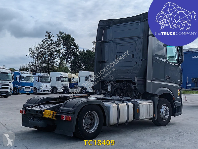 Тягач Mercedes 1851