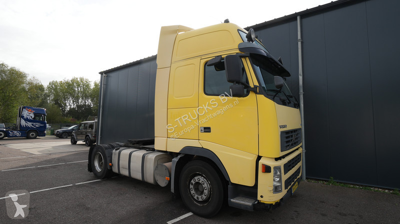Volvo 12/420 Tractor unit 373.000km Manual...