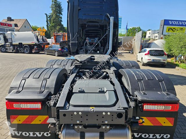 Tahač Volvo 6x4...