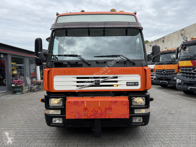 Traktor Volvo 420 8X4 Kran Palfinger PK90002 31...