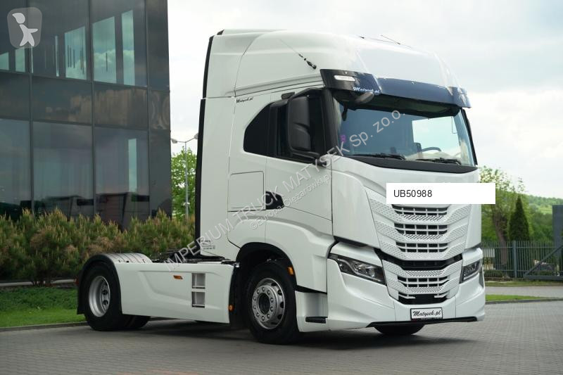 Влекач Iveco / 490