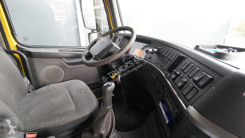 Volvo 12/420 Tractor unit 373.000km Manual...