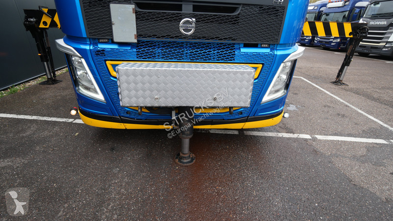 Tahač Volvo 8x2 flatbed truck with Palfinger PK...