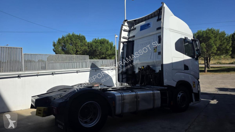 جرار Iveco 490