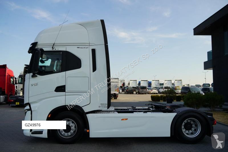Влекач Iveco 490