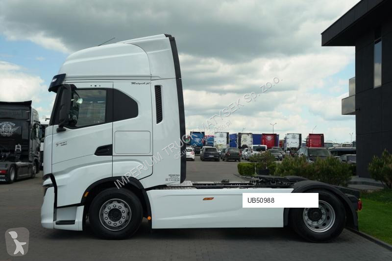 Влекач Iveco / 490