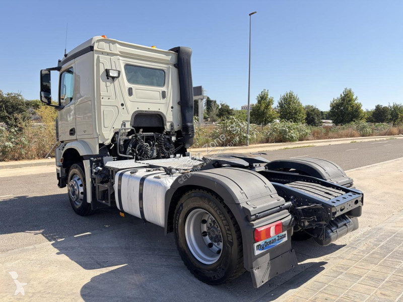 Cabeza tractora Mercedes 1843