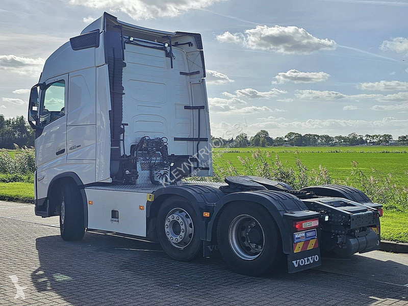 Tractor Volvo 460 6X2 GLOBE SKIRTS