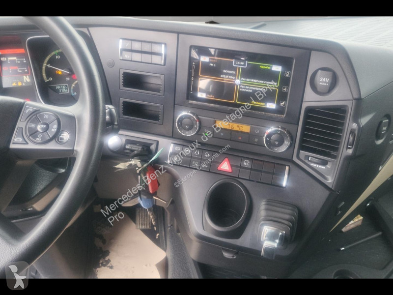 Mercedes II 1842 StreamSpace 2.3m 6 tractor unit