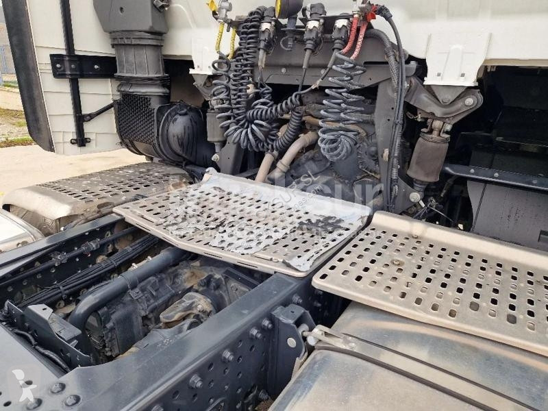 Iveco AS440S49T/P tractor unit