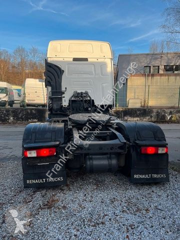 Tahač Renault...