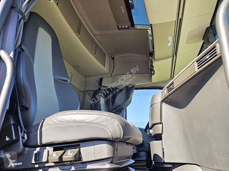 Traktor Volvo 500 LEATHER NAVI SKIRTS
