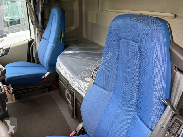 جرار Volvo 460