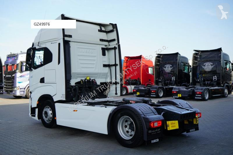 Влекач Iveco 490