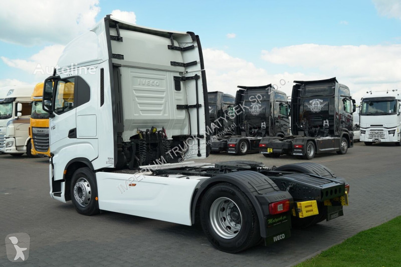 Влекач Iveco / 490
