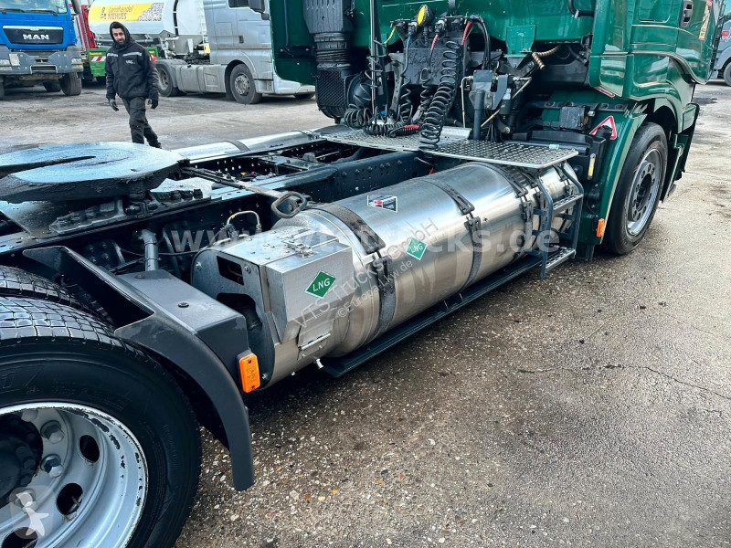 Iveco 460 NP 4x2 LNG tractor unit