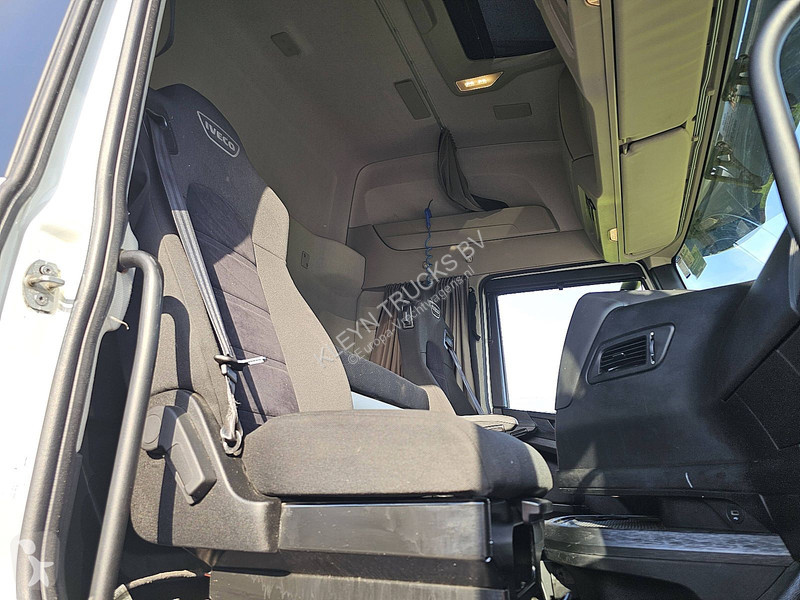 Iveco AS440S46 LNG tractor unit