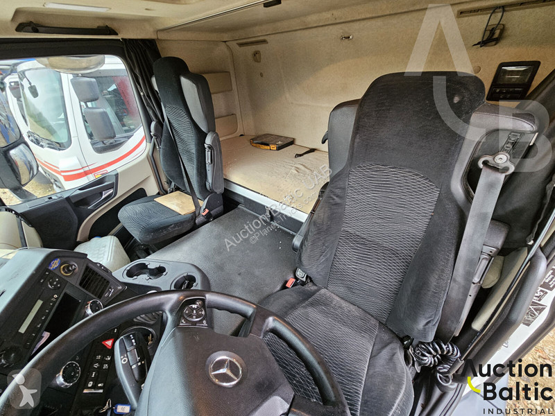Ťahač Mercedes 843