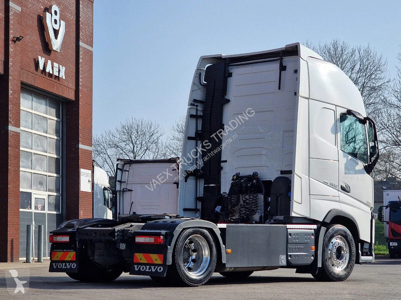 جرار Volvo 13500 Globetrotter XL 4x2 - Low deck...