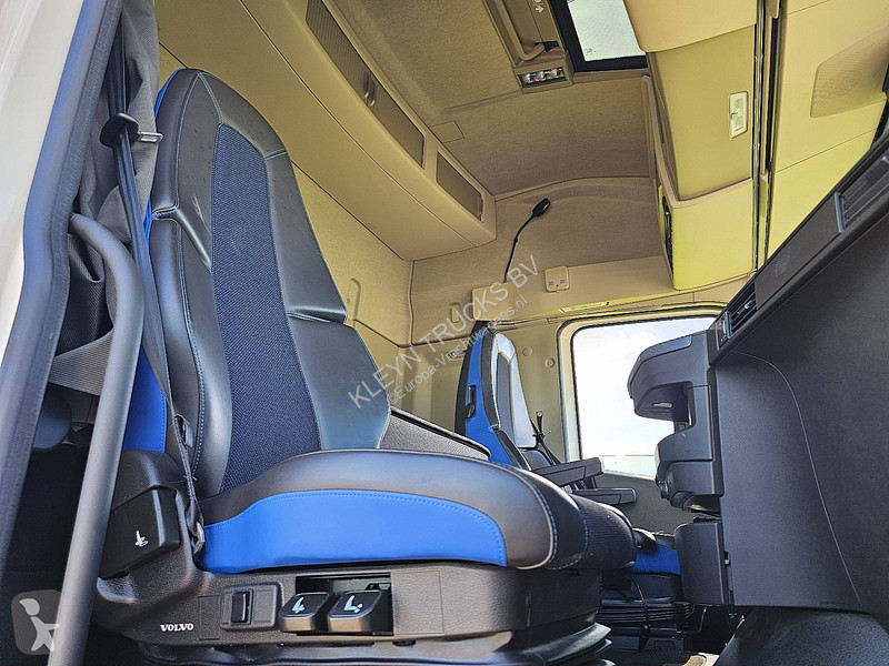 Tractor Volvo 460 6X2 GLOBE SKIRTS