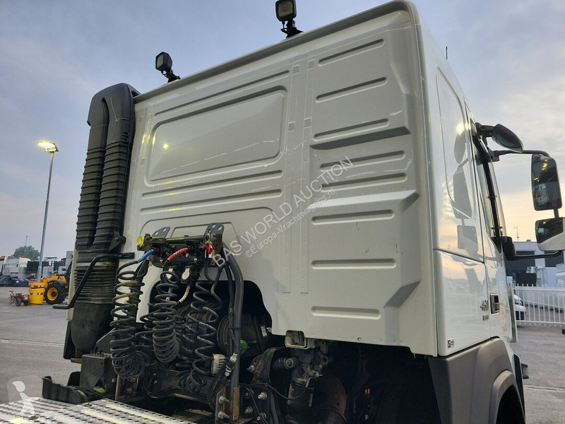 Влекач Volvo 460