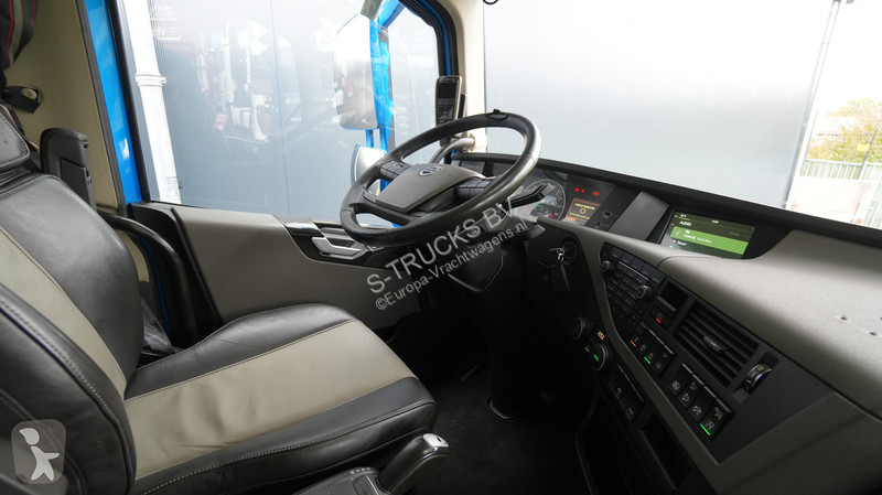 Tahač Volvo 8x2 flatbed truck with Palfinger PK...