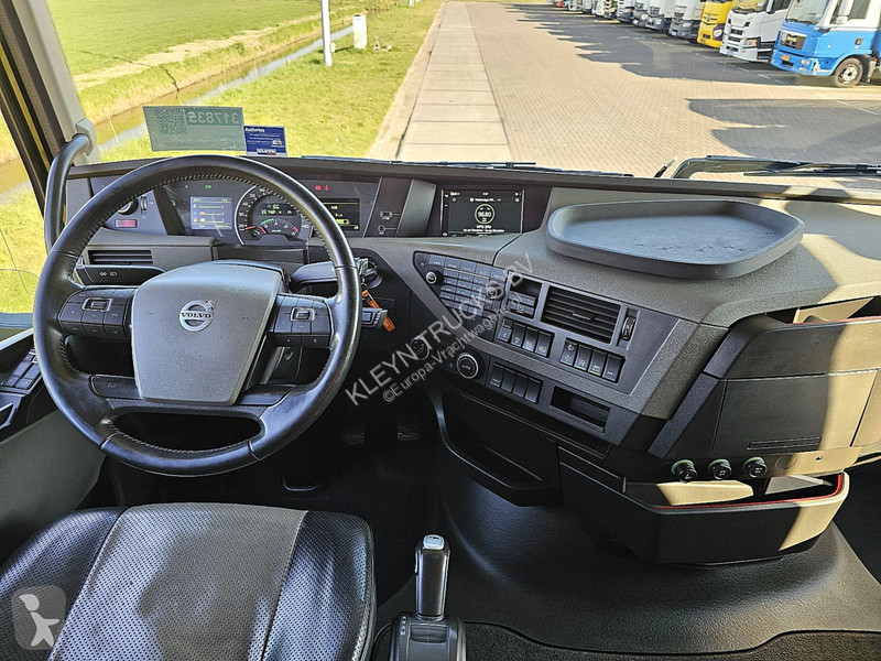 Traktor Volvo 500 LEATHER NAVI SKIRTS