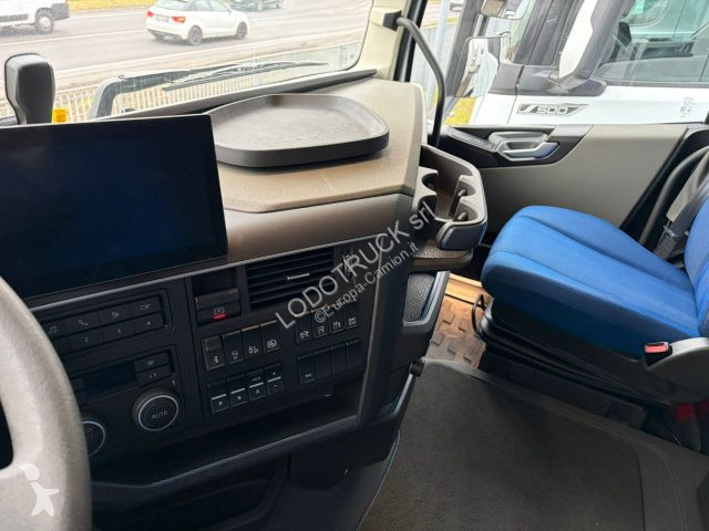 جرار Volvo 460