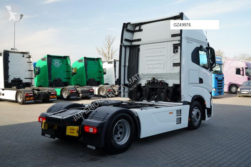 Влекач Iveco 490