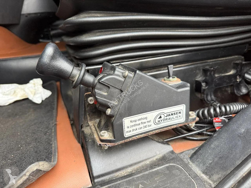 Trekker DAF XF  4X2 - MANUAL GEAR + TIPPER...