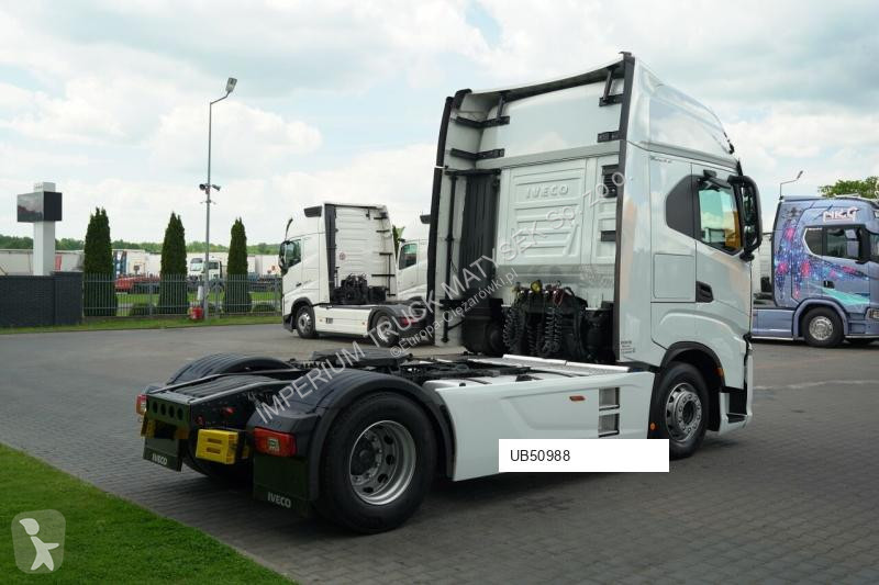 Влекач Iveco / 490