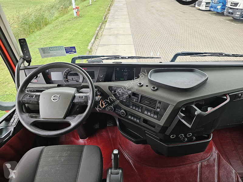 Trekker Volvo 460 6X2 XENON SKIRTS
