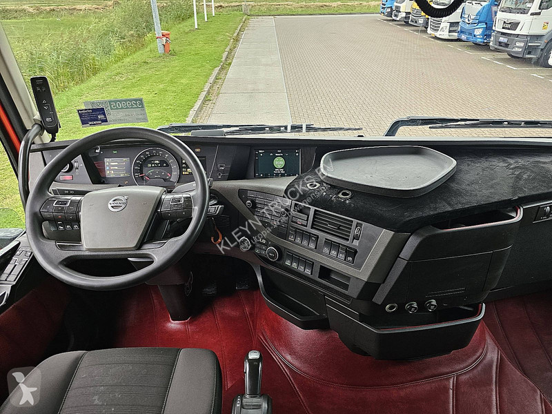 Trekker Volvo 460 6X2 XENON SKIRTS
