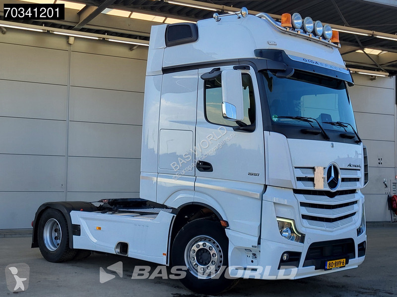 Mercedes 1951 4X2 GigaSpace NL-Truck 2xTanks...