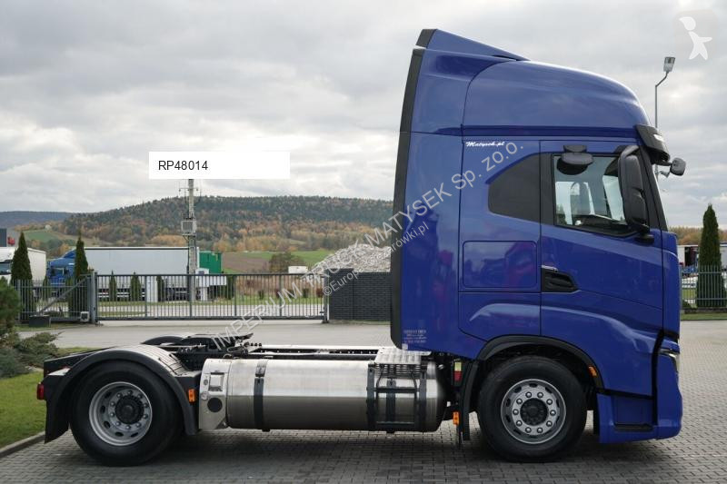 Влекач Iveco 460