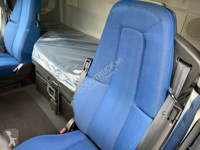 جرار Volvo 460