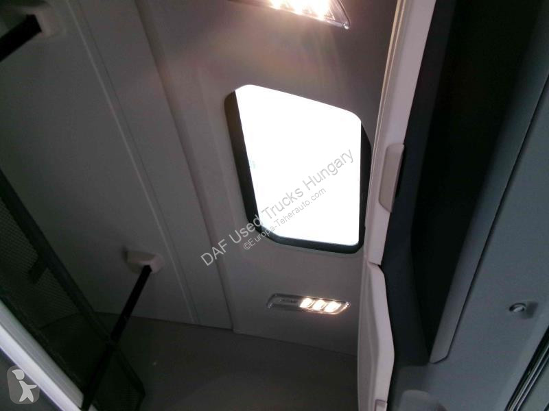 جرار DAF + 530 FT LOW DECK 4X2