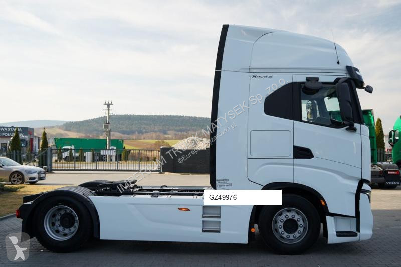 Влекач Iveco 490