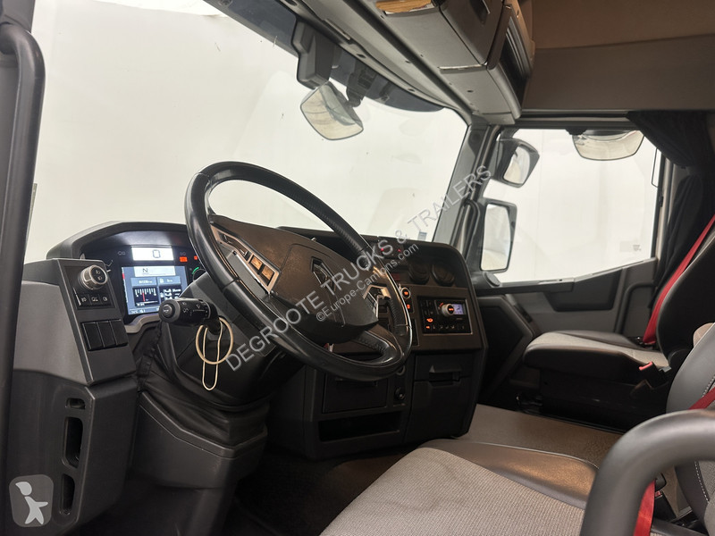 جرار Renault T 440