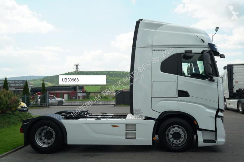 Влекач Iveco / 490